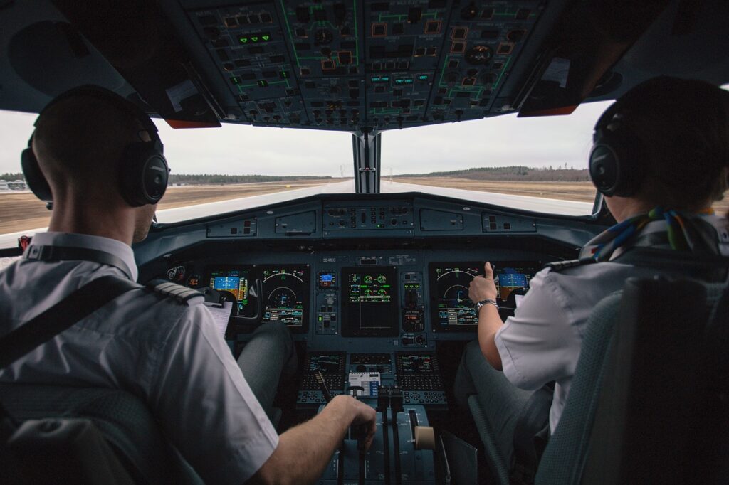 Para deixar o medo de avião de lado, pense que os pilotos de voos comerciais são muito experiêntes e contam muita shoras de voo.
