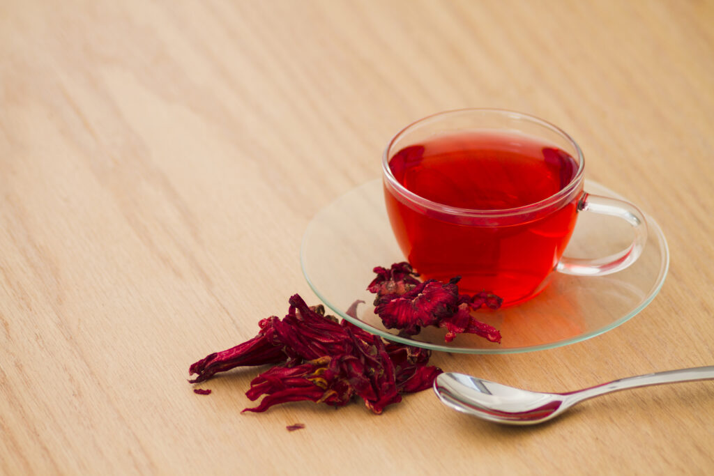 O chá de hibisco tem ganhado as xícaras devido seus inúmeros benefícios.