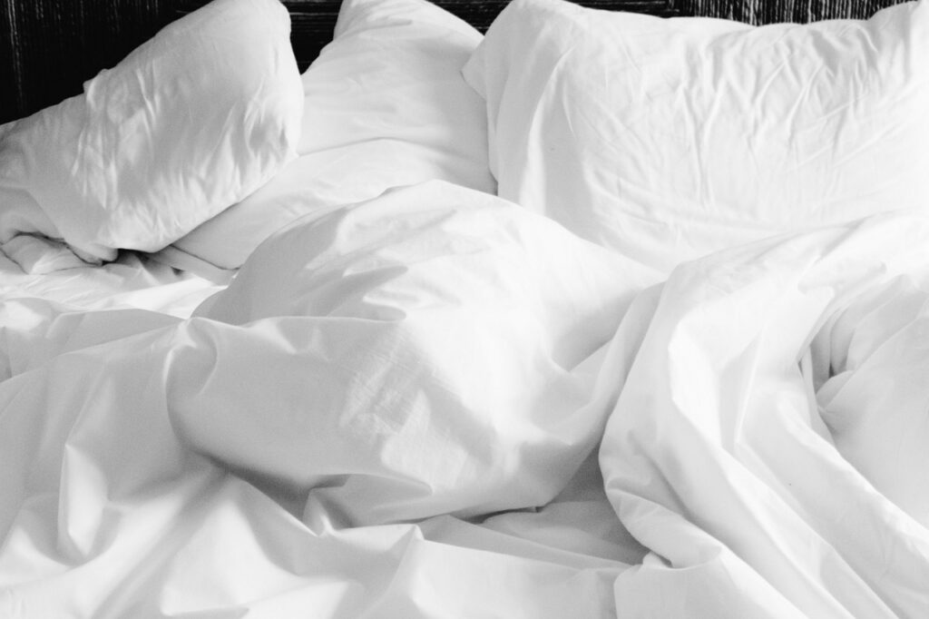 Saber como higienizar os travesseiros de forma correta é essencial para uma boa noite de sono e para sua saúde.